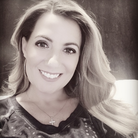 Meet your Posher, Jennette - Picture 1 of 1